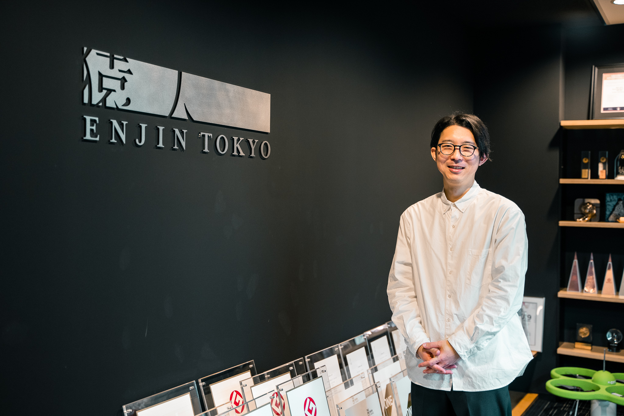 岡田山仁 CM作家セオリー 芳賀書店 デザイン 写真 コピーライター テレビ 右脳で生まれたイメージに、コピーで補助線を引く。 | 猿人 ENJIN