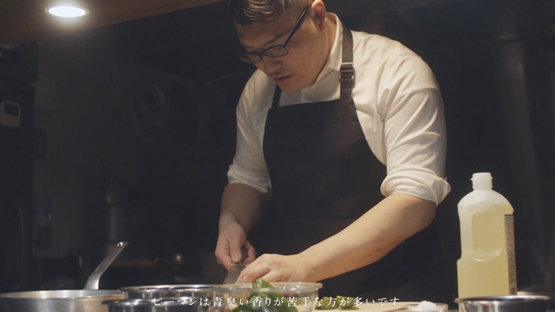 料理する男性シェフ