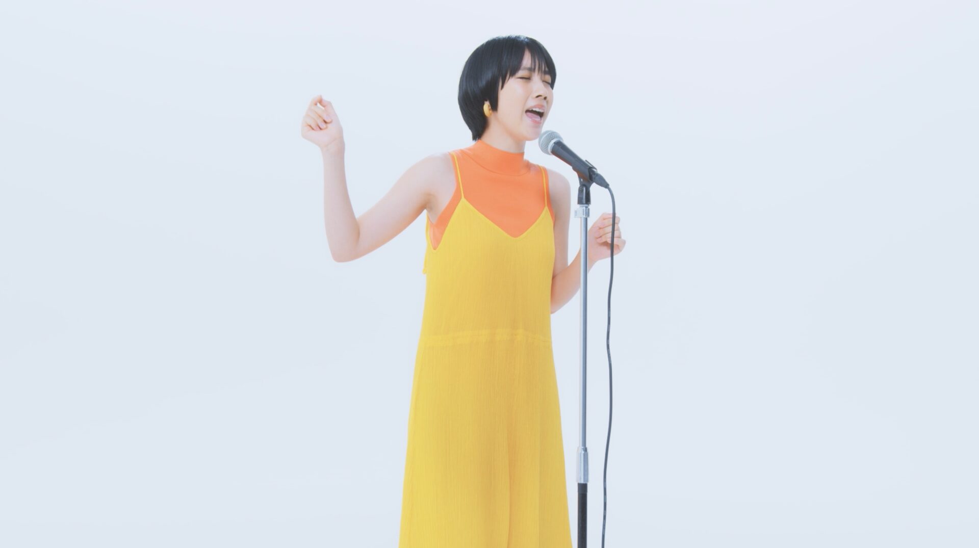 歌っている女性