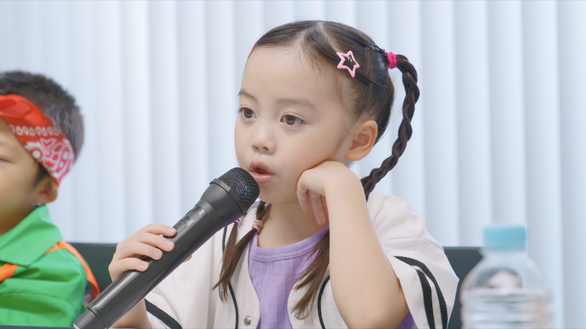 マイクを持つ審査員