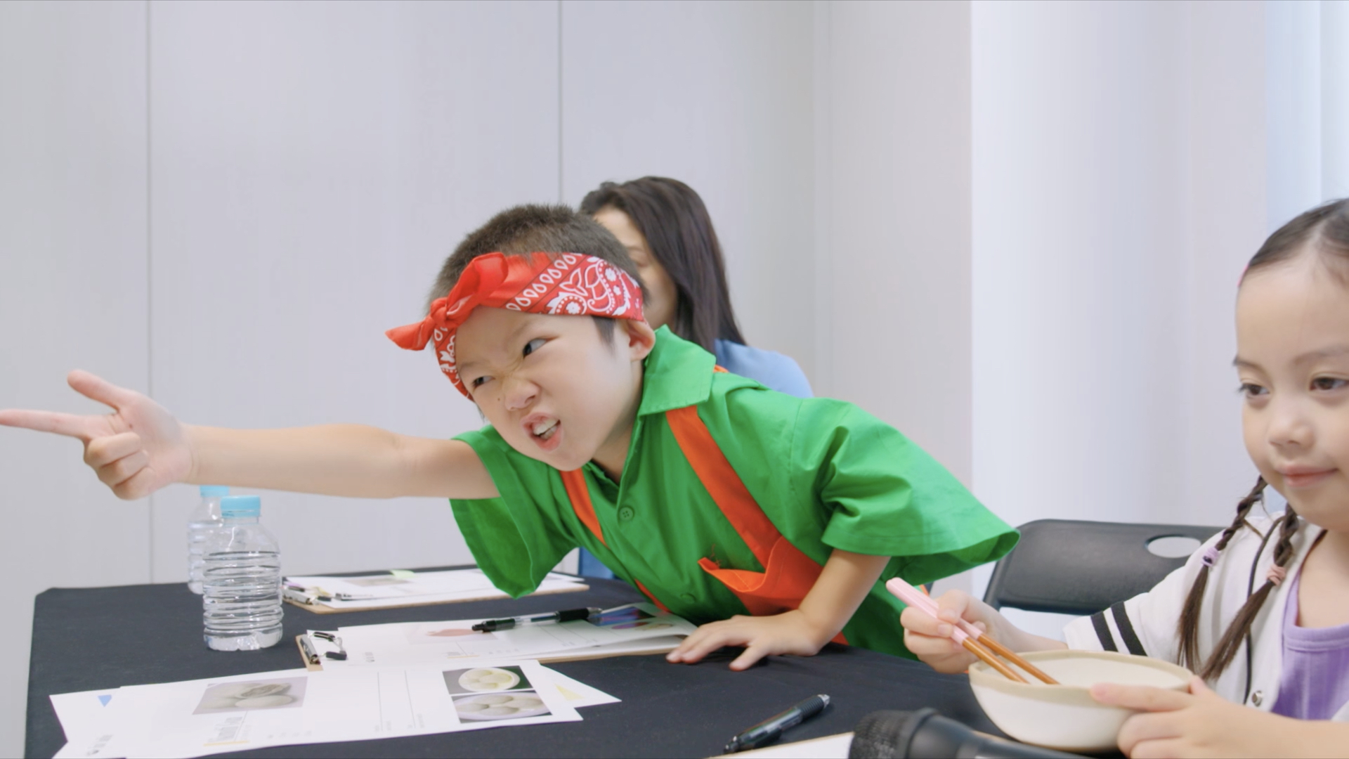 身を乗り出す審査員